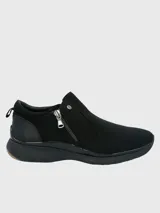 Zapatillas de mujer color bordó, sin cordones, con cierre lateral de cremallera y suela blanca.