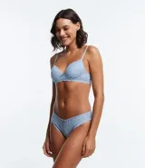 Bombacha de bikini color celeste, de encaje rústico floral, con lazo y dije colgante.