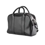 Cartera tipo baúl color negro, de cuero sintético, con doble asa corta y correa larga regulable y desmontable. Tiene cierre superior, dos compartimentos internos y tres bolsillos internos, uno con cierre.