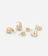 Set de tres pares de aros dorados con diferentes diseños: gota, argolla y corazón.