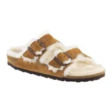Sandalias Birkenstock Arizona con forro de piel de oveja, color marrón y hebillas de metal.