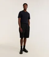 Remera de algodón blanca de corte slim, con cuello redondo, mangas cortas y textura acanalada.