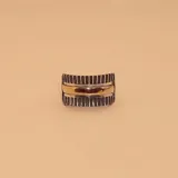 Anillo ancho de plata 925 con detalles lineales y una banda central de oro.