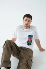 Pantalón cargo negro de canvas, tejido de algodón grueso, con tiro medio, pasa cintos y cuatro bolsillos cargo.