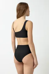 Bikini bottom de corte clásico, color rojo.