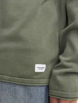 Sweater de punto verde oliva, manga larga y cuello redondo.