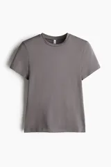 Remera gris de punto elástico, corte entallado, cuello redondo ribeteado y bajo recto.
