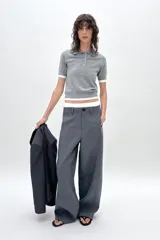Pantalón de vestir celeste con corte palazzo, tiro alto, bolsillos laterales y cierre frontal con cremallera y botón.