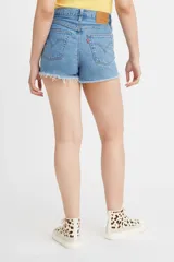 Short de jean celeste con tiro alto, calce relajado y terminación desflecada.
