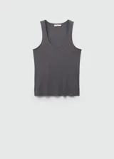 Musculosa negra de tirantes finos y escote redondo.