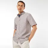 Camisa marrón claro de manga corta con cuello clásico y cierre abotonado.