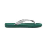 Ojotas de goma verde con tiras finas blancas.