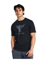 Remera deportiva Under Armour Project Rock, color blanco, de corte clásico y mangas cortas. Presenta un estampado frontal con el logo de Project Rock y la leyenda "Project Rock".
