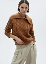 Sweater marrón de punto grueso trenzado con cuello polo amplio y mangas largas.