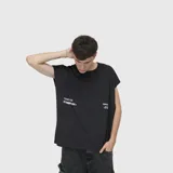 Musculosa negra de algodón premium, corte oversize y sin mangas. Presenta estampado minimalista en blanco con texto en el frente: "VENEFO® COMPANY" a la izquierda y "004®1994 .CCL™" a la derecha.