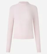 Blusa de chenille color rosa claro, con cuello alto y mangas largas.