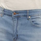 Pantalón jean Wrangler de corte recto, color celeste claro, con bolsillos delanteros y traseros.