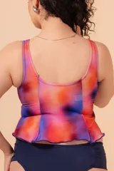 Top de bikini musculosa con estampado multicolor, nudo regulable en el escote y bolsillo interno para colocar copa removible o prótesis externa.