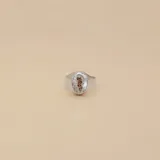Anillo de plata 925 con aplique en oro 9k con el símbolo de la medicina. Diseño ovalado con el símbolo en relieve. Se realiza a medida por encargo.