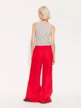 Pantalón wide leg de lino color rojo, con tiro medio, cintura elastizada, bolsillos delanteros y cinta espiga en laterales.