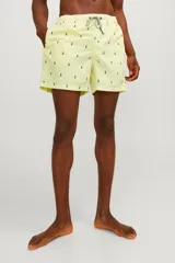 Short de baño amarillo con rayas verticales blancas y estampado de veleros en azul marino.