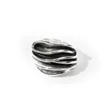 Anillo de plata 925 con diseño contemporáneo y acabado brillante.