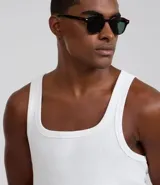 Musculosa blanca de rib con textura acanalada, escote cuadrado y breteles medianos. Confeccionada en algodón certificado BCI y elastano.