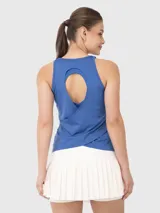 Musculosa deportiva negra con espalda descubierta y logo pequeño en el frente.