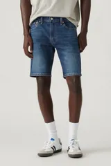 Bermuda de jean de calce slim, color azul medio, con bolsillos delanteros y traseros.