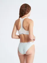 Bombacha clásica Calvin Klein Carousel, color celeste, de algodón elástico con cobertura trasera moderada, talle medio y cintura elástica con logo.