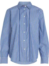 Camisa de manga larga a rayas verticales azules y blancas, con cuello inglés y corte amplio. Presenta detalles distintivos de la marca Tommy Hilfiger y logo bordado en el puño.