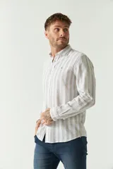 Camisa manga larga de lino y algodón a rayas verticales color beige y blanco, con logo bordado y fit semi slim.