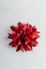 Flor roja de tela para el pelo con broche francés.