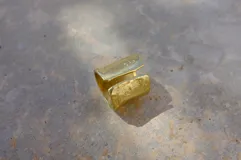 Anillo ancho de alpaca con textura irregular.