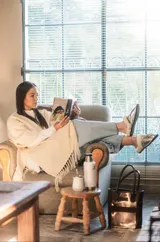 Pantuflas marrones con interior de corderito color crema.