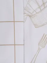 Set de dos repasadores de microfibra color blanco con estampado de cubiertos y vajilla en color beige. Uno de los repasadores tiene un diseño a cuadros. Medidas: 40 x 60 cm.