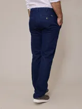 Pantalón de jean azul oscuro, corte slim fit, con bolsillos delanteros y traseros.