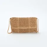 Bolso de mano color beige confeccionado en rafia trenzada, con diseño rectangular y bandolera de cadena dorada.