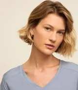 Remera deportiva color verde salvia, de manga corta y escote en V. Confeccionada en microfibra con orificios para facilitar la transpiración.