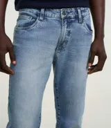 Pantalón de jeans slim fit con lavado claro, bolsillos delanteros y traseros, y cierre con botón y cremallera.