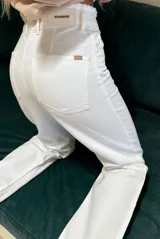 Jean recto color blanco con detalle desflecado en tobillos y cintura.
