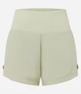 Bermuda deportiva femenina de microfibra color amarillo claro, con diseño de doble capa: un short interno ajustado y una capa externa suelta con bajo redondeado. Posee cintura alta.