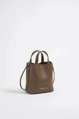 Bolso de mano mini de piel reconstituida, con cierre a presión y asa larga ajustable.