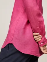 Camisa Tommy Hilfiger de lino color fucsia, de corte regular, con cuello abotonado, mangas largas y logo bordado en el pecho.