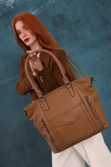 Cartera bandolera de símil cuero color marrón claro, con doble asa rígida y correa regulable. Presenta dos bolsillos frontales con cierre vertical y un bolsillo frontal con solapa y botón. Cuenta con dos divisiones internas.