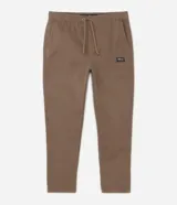 Pantalón marrón de corte slim cropped, confeccionado en sarga de algodón con elastano. Presenta cintura elástica con cordón ajustable, bolsillos laterales y etiqueta con logo en el frente.