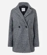 Saco alargado gris con cuello solapa, abotonado delantero y bolsillos. La prenda también cuenta con superfície en textura boucle.