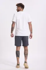 Bermuda de hombre color gris oscuro, con cintura elástica ajustable con cordón.