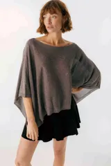 Blusa beige de tejido brillante, con cuello bote y mangas murciélago.