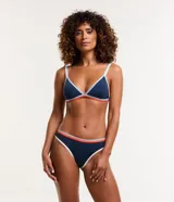 Top de bikini triángulo fijo azul marino con pespuntes en contraste color naranja, blanco y celeste.